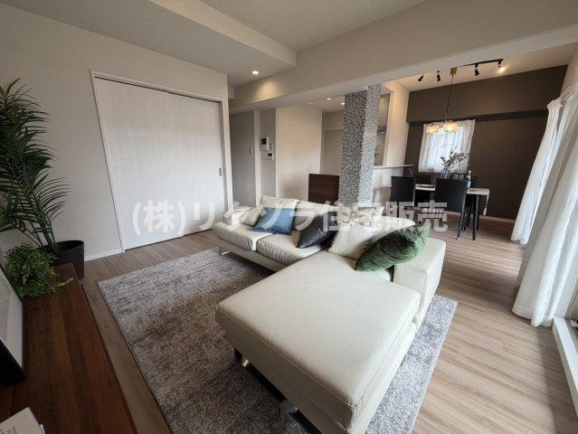 プライムコート高槻総持寺の居間・リビング|LDK18.0帖　床暖房付き
■物件内覧・資金計画相談・住宅ローン相談、リフォーム相談、お問合せ受付中■
※当日・翌日のご内覧、ご相談はお電話でのお問合せがスムーズです！