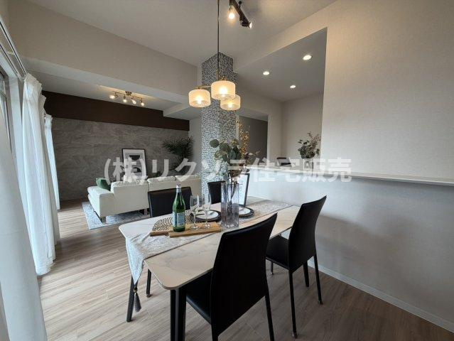 プライムコート高槻総持寺の居間・リビング|LDK18.0帖　床暖房付き
■物件内覧・資金計画相談・住宅ローン相談、リフォーム相談、お問合せ受付中■
※当日・翌日のご内覧、ご相談はお電話でのお問合せがスムーズです！