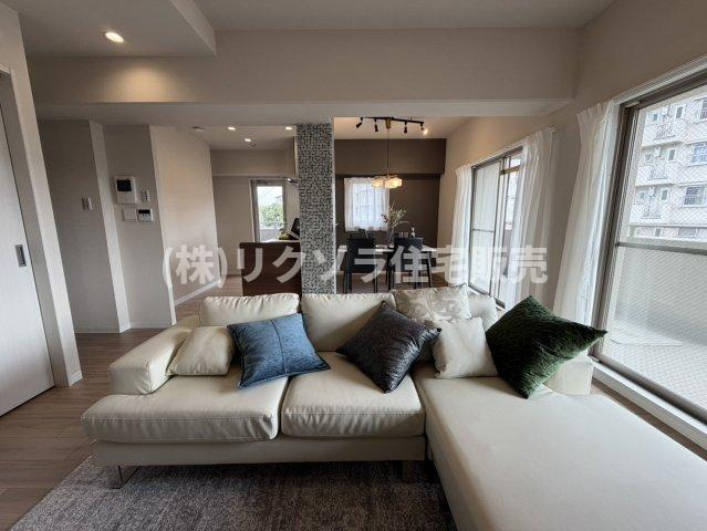プライムコート高槻総持寺の居間・リビング|LDK18.0帖　床暖房付き
■物件内覧・資金計画相談・住宅ローン相談、リフォーム相談、お問合せ受付中■
※当日・翌日のご内覧、ご相談はお電話でのお問合せがスムーズです！