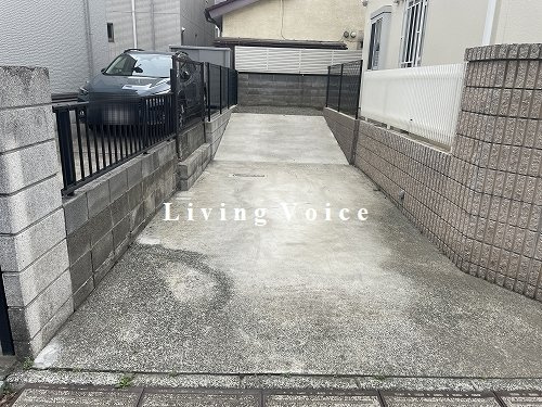 【仲介手数料０円】綾瀬市上土棚中6丁目　中古一戸建ての駐車場|綾瀬市上土棚中6丁目　中古一戸建て