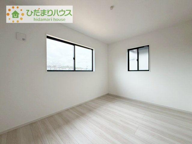 【洋室】 | 土浦市桜町2期　新築戸建　2号棟 | 窓が多く、明るい空間を演出してくれます(*^^*)