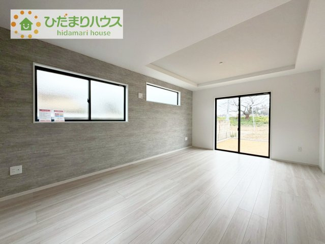 【居間・リビング】 | 土浦市桜町2期　新築戸建　2号棟 | 南に面した大きな窓から差し込む光で日中は電気いらず♪