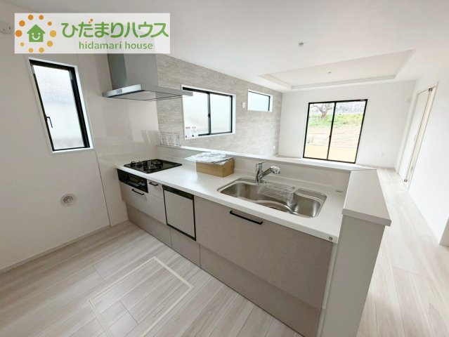 【キッチン】 | 土浦市桜町2期　新築戸建　2号棟 | コンロは嬉しい3口コンロ！シンクはつなぎ目なしでお掃除も簡単です♪