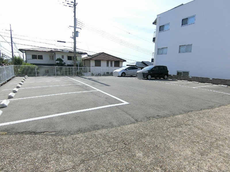 白川台マンションの駐車場