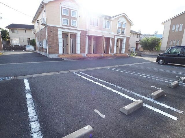メゾン若園Ａの駐車場