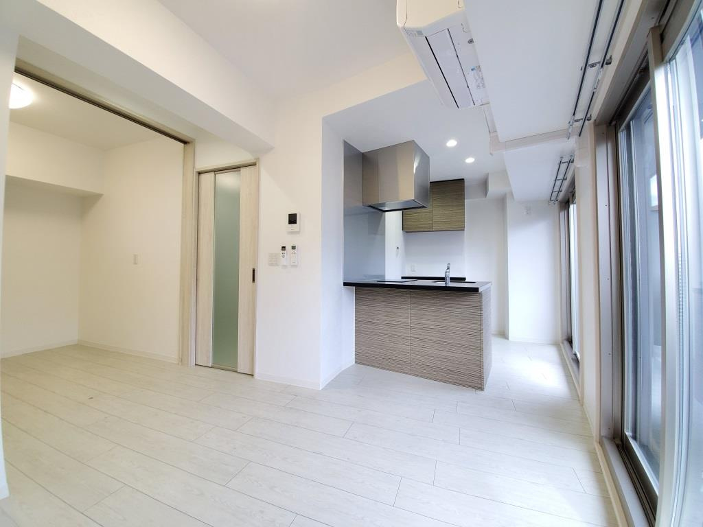 フクダ不動産八木駅前マンションの居間・リビング|白を基調としたおしゃれな1LDK8.8帖