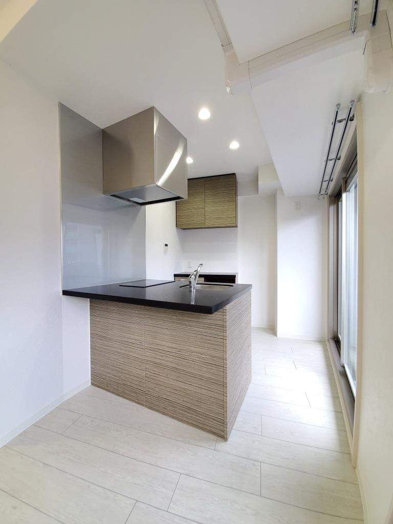 フクダ不動産八木駅前マンションのキッチン|2口IHシステムキッチン・キッチンバックセット付き