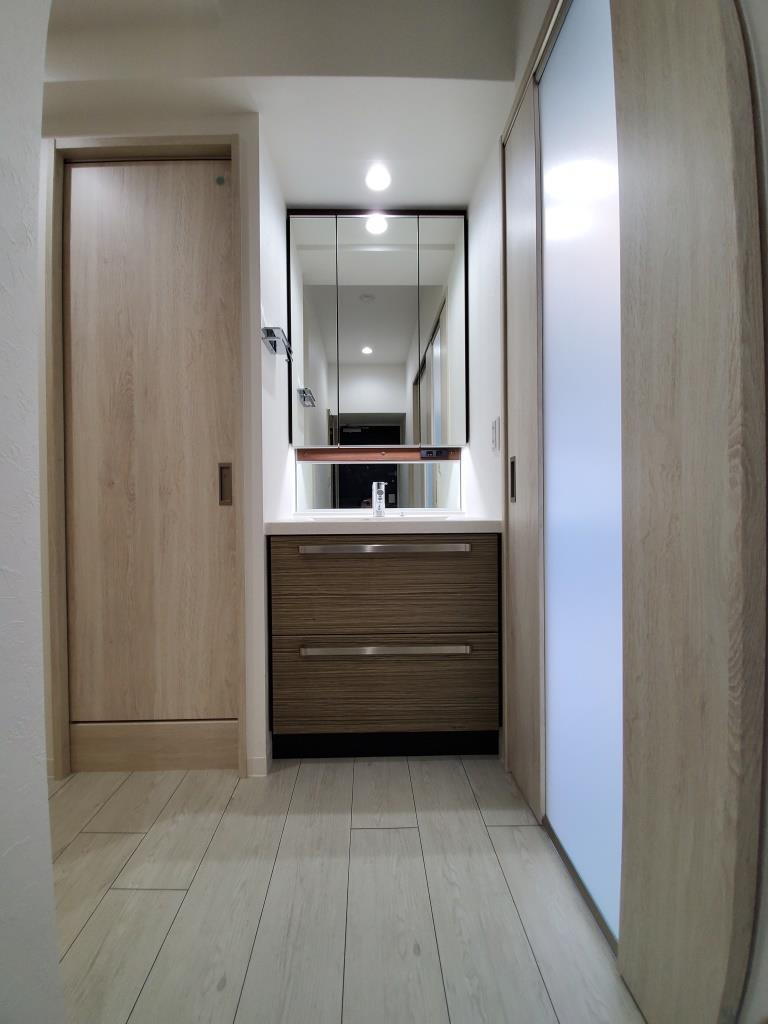 フクダ不動産八木駅前マンションの洗面所|三面鏡化粧洗面台