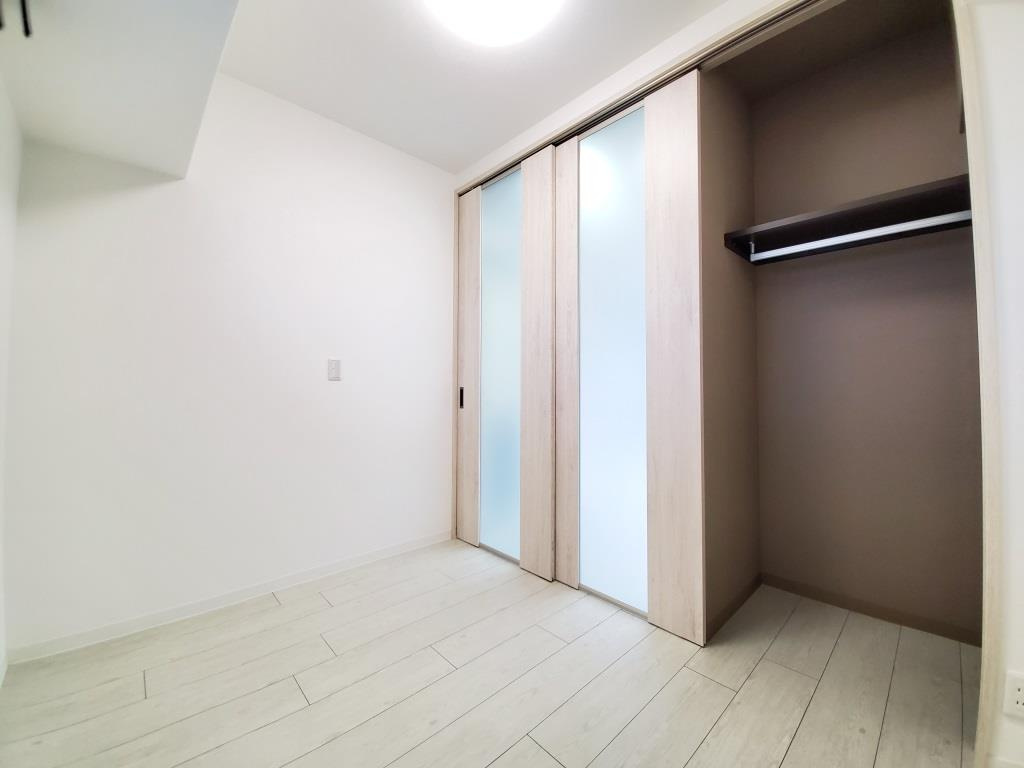 フクダ不動産八木駅前マンションの洋室|収納スペース付き洋室3.5帖・照明付き