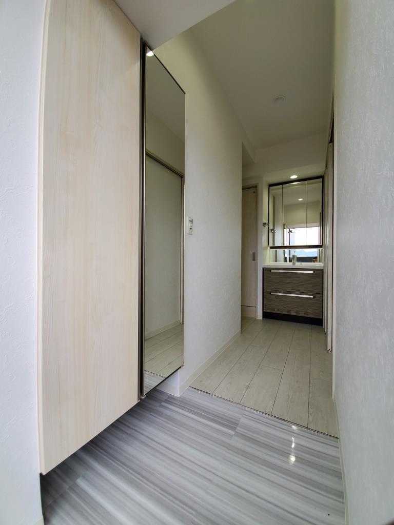 フクダ不動産八木駅前マンションの玄関|等身大鏡・シューズボックス付き玄関