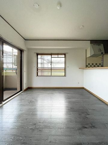 ロマネスク東油山アンベリールA棟　 Aの居間・リビング