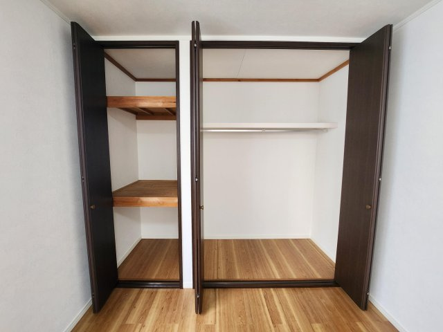 【収納】 | アトムセレクト千葉市花見川区朝日ヶ丘３丁目中古戸建て | ２階約7.5帖のクローゼット