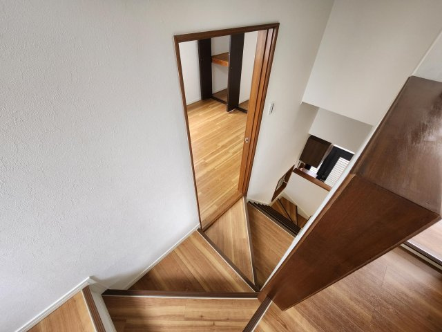 【その他】 | アトムセレクト千葉市花見川区朝日ヶ丘３丁目中古戸建て | 中2階の洋室約7.5帖に通じる階段です