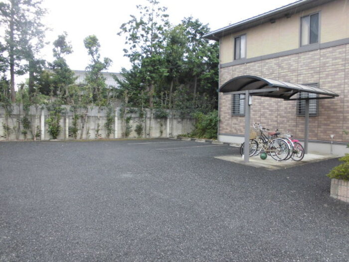 ファミールメゾンの駐車場