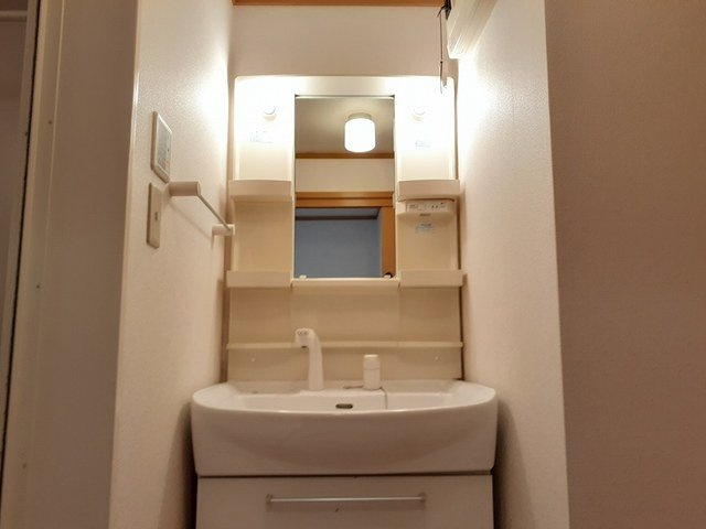 ノーリーズンの洗面所|脱衣スペースもあります