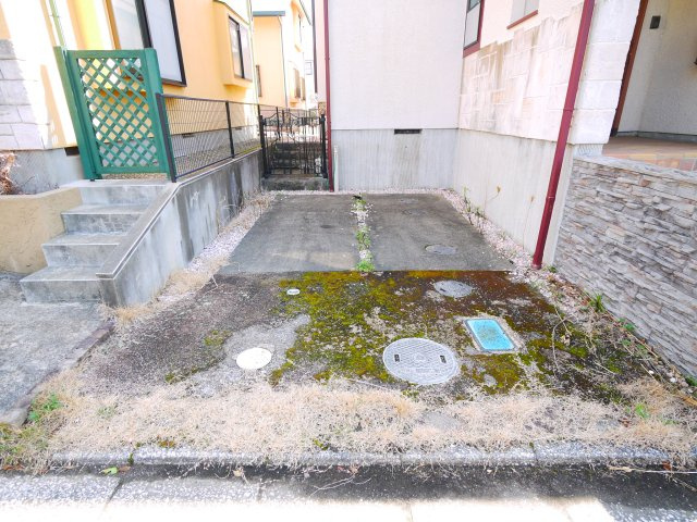 大網白里市季美の森南2　中古戸建の駐車場|季美の森分譲地　上下水都市ガス  4LDK 駐車1台   スーパーフレッシェル徒歩約11分
