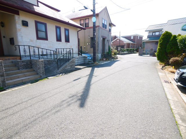 大網白里市季美の森南2　中古戸建の前面道路含む現地写真|季美の森分譲地　上下水都市ガス  4LDK 駐車1台   スーパーフレッシェル徒歩約11分