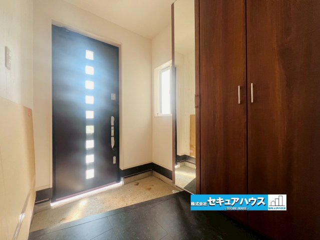 【同施工物件ご案内可能♪】知多市南粕谷3丁目　全1棟の内観：施工例|【LDKイメージ】
◆通学から帰宅し、リビングルームで会話を楽しむ子ども達。リビングから臨む景色は太陽色に染まり、解放感溢れゆったりとしたひと時を過ごすことが出来る素敵な空間です。