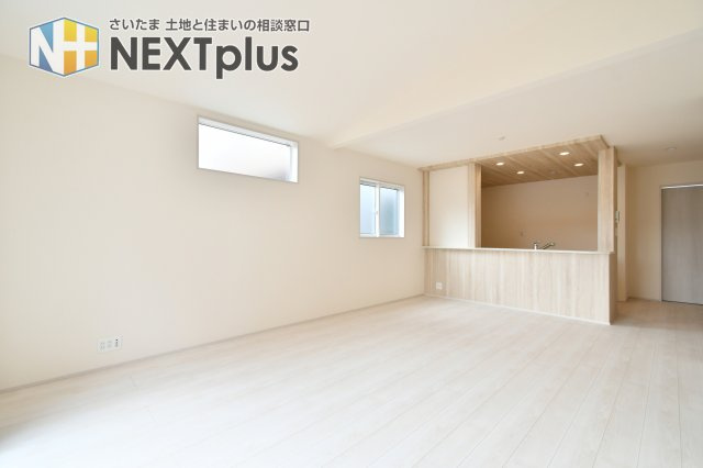 上尾市上　全3棟　2号棟の居間・リビング|勾配天井が生み出す開放感！高い位置に配された窓から柔らかな光が降り注ぎ、一日中明るく心地よい時間が流れます。視線が縦に抜けるため、実面積以上の広さを体感できる、計算された設計が魅力です。