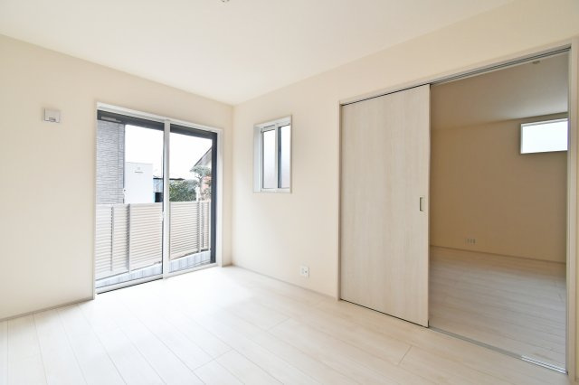 上尾市上　全3棟　2号棟の洋室|洋室①：6帖の洋室は、大きな掃き出し窓から自然光が差し込む明るい空間。リビングと隣接しており、扉を開放すれば一体感のある大空間としても活用可能です。お子様のプレイルームや趣味の部屋にもおすすめ。