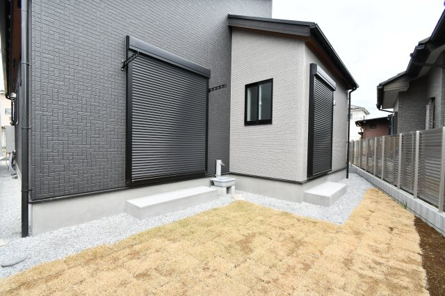上尾市上　全3棟　2号棟の庭|59坪の広大な敷地を活かした、ゆとりある外構スペース。お子様の遊び場やガーデニング、BBQなど多目的に活用可能です。平屋の開放感を外でも存分に満喫できる贅沢な住環境です。