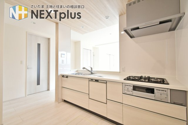 上尾市上　全3棟　2号棟のキッチン|清潔感あふれるフルフラットカウンターを採用し、お手入れもスムーズです。食洗機付きで家事の負担を軽減。作業スペースが広く、三口コンロで複数のおかず作りも快適です。効率的な動線が日々の暮らしを支えます。