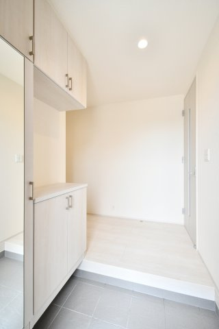 上尾市上　全3棟　2号棟の玄関|ゆとりある広さを確保した玄関ホール。平屋ならではの贅沢な空間使いが、日々の帰宅を心地よく彩ります。段差を抑えた設計や明るい色味の床材が、開放感と安心感を演出。ぜひ現地でこの広さをご体感ください。