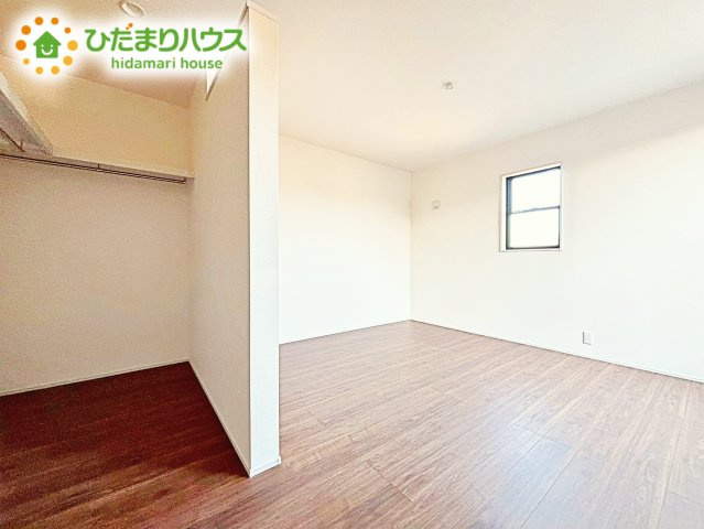 【寝室】 | 鹿嶋市平井東第1　新築戸建 | 壁紙はシンプルで清潔なホワイトで統一しています。朝の光をたっぷり浴びながら一日をスタート！目覚めは明るくあたたかな場所で。
