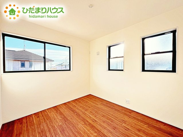 【洋室】 | 鹿嶋市平井東第1　新築戸建 | 白い壁の洋室は、太陽の光だけでも十分明るく感じられますね