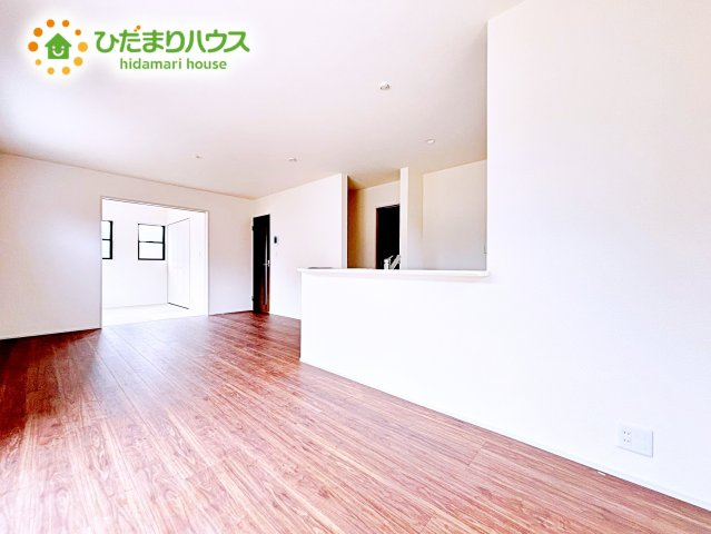 【居間・リビング】 | 鹿嶋市平井東第1　新築戸建 | 大きな窓で明るいリビングスペースです☆家族の食事や団らんのほか、子供を遊ばせたり、友人を招いたりするＬＤＫは住まいの中心。長時間過ごす場所だから、その空間は住まい全体の居心地を左右します