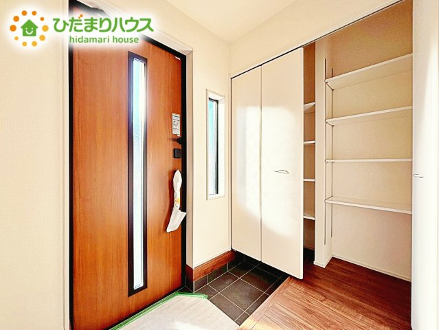 【玄関】 | 鹿嶋市平井東第1　新築戸建 | ゆったりと明るい玄関がご家族や来客をお出迎え。機能的な大型シューズボックスは長物もしっかりと収納できます。