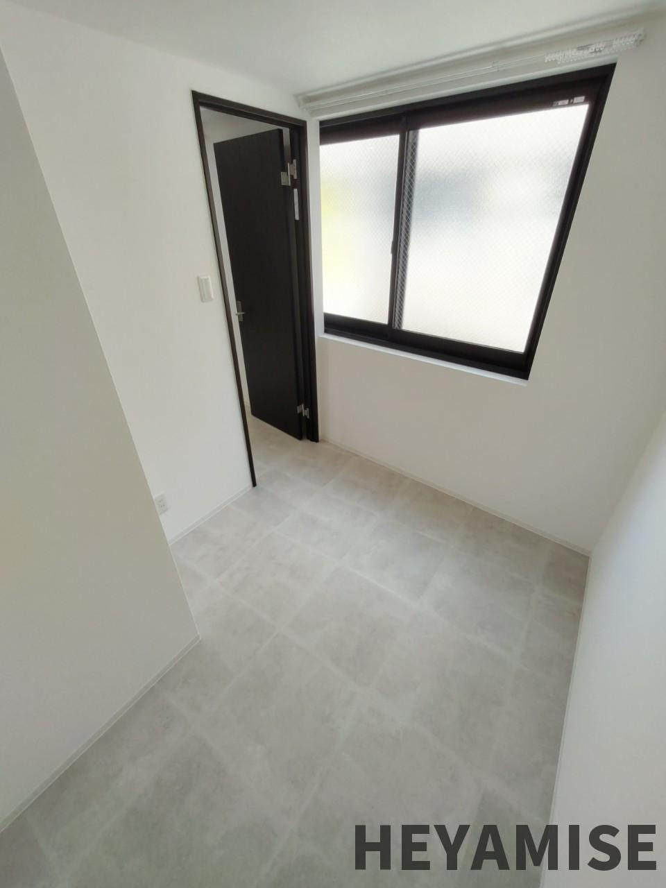 コ・クーン八幡の洋室