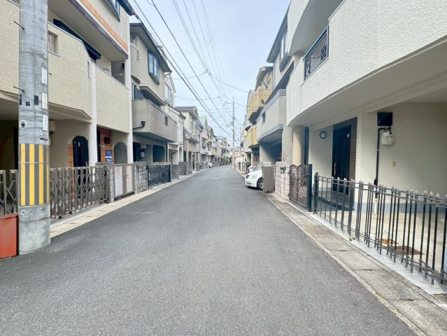 ２０２６年２月リフォーム完了◆駐車２台可能◆全居室２面採光◆伏見区羽束師菱川町の前面道路含む現地写真|前道