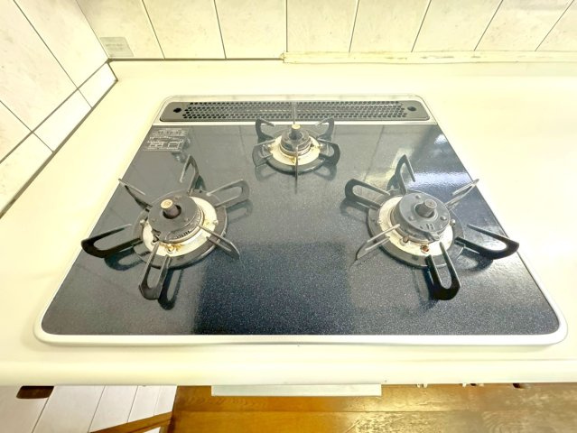 ２０２６年２月リフォーム完了◆駐車２台可能◆全居室２面採光◆伏見区羽束師菱川町のキッチン|３口ガスコンロ