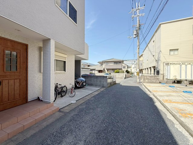 和泉市肥子町2丁目　中古戸建の前面道路含む現地写真