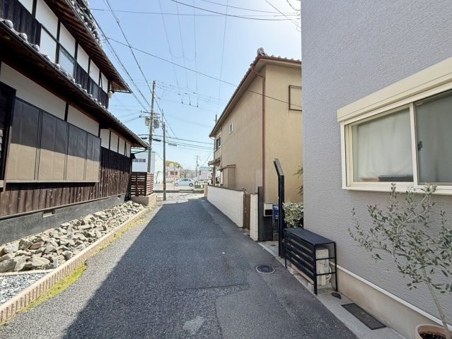 和泉市肥子町2丁目　中古戸建の前面道路含む現地写真