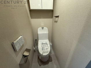 温水洗浄便座付トイレは温水洗浄機能により、暖かい水でおしりを洗浄することができ、冷たい水を使う従来の便座に比べ、温水洗浄機能で暖かいトイレを提供し、快適な使用を可能にします。