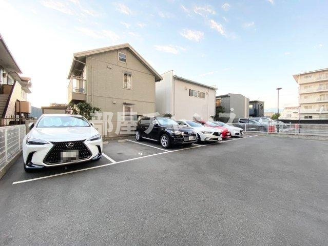 パルティール高畑の駐車場
