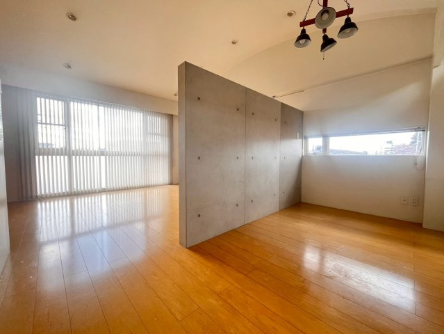 【中古戸建】前橋市若宮町4丁目の洋室|■洋室｜ナチュラルカラーの床です。模様替えなどとても楽しく工夫できます♪陽当たり、風通しもとても良いので毎日快適な生活スタートです！子供部屋にも良いですね♪