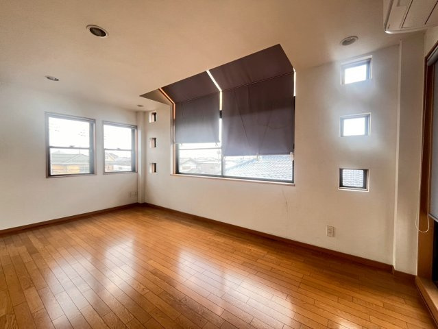 【中古戸建】前橋市若宮町4丁目の洋室|■洋室｜洋室には大きな窓をご用意しています。日中はあたたかな日差し差し込み自分時間も充実できますね＾＾