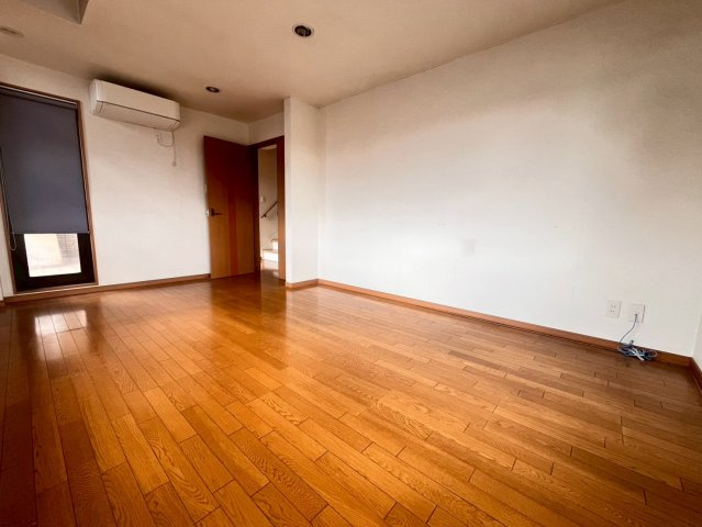【中古戸建】前橋市若宮町4丁目の洋室|■洋室｜明るい洋室は、フローリングなのでお掃除がしやすいです♪