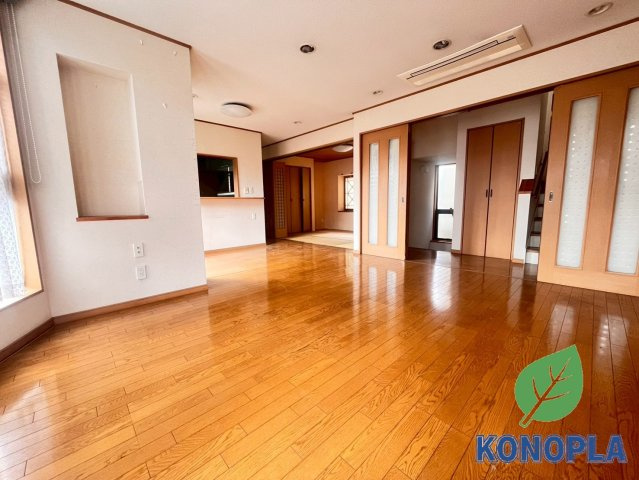 【中古戸建】前橋市若宮町4丁目の居間・リビング|■リビング｜木製で懐かしさのある家具やアンティーク調の小物に囲まれてレコードを流したり小説を読んだり…そんな心ときめく暮らしをしませんか？