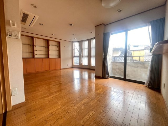 【中古戸建】前橋市若宮町4丁目の居間・リビング|■リビング｜落ち着きのある表情を見せるリビングダイニング。太陽の光がたっぷり差し込むリビングは、自然とご家族が集まる居心地の良い空間です。