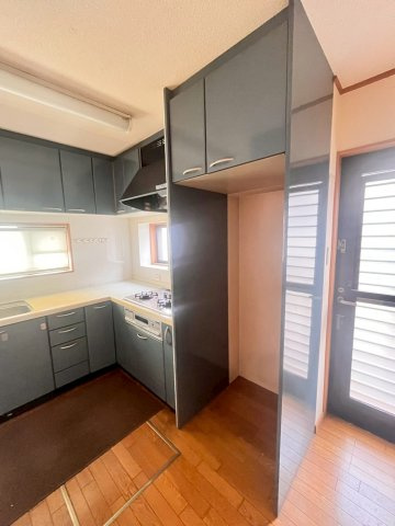 【中古戸建】前橋市若宮町4丁目のキッチン|■キッチン｜作業がはかどる広々カウンタースペース。会話がはずむ「オープンキッチン」なので家族とのコミュニケーションも活発になります。