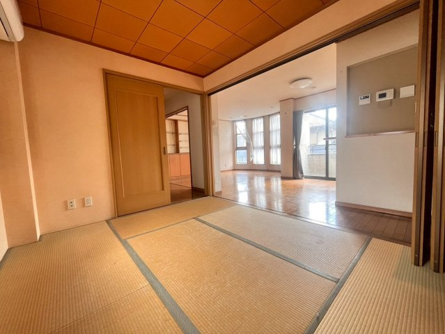 【中古戸建】前橋市若宮町4丁目の和室|■和室｜「続き間の和室」は子育て世代にこそ適しています。お子様のお昼寝スペースや、洗濯物をたたむのに便利です。客間やリビングの延長としても使えます。