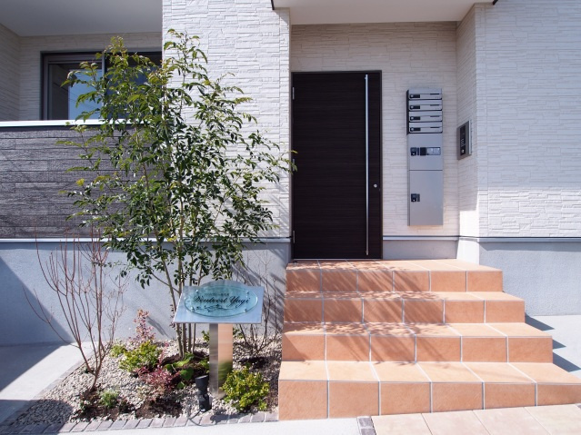 ヴァンヴェール八木のエントランス|※写真は同物件別部屋の写真です。実際の色味と相違がある場合は現況優先となります。