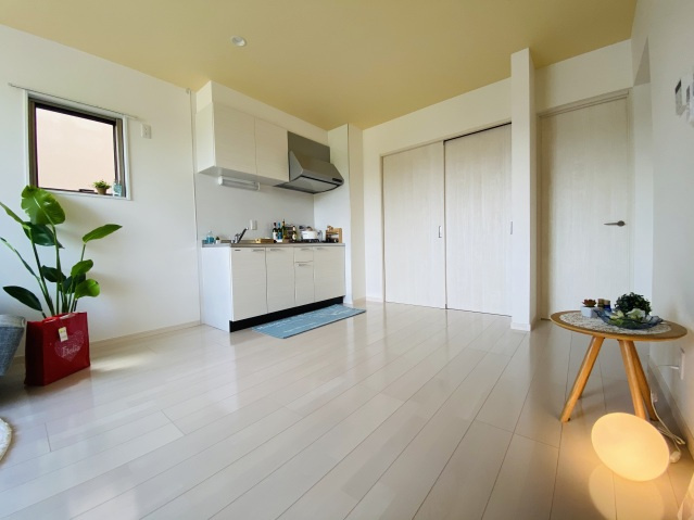 ヴァンヴェール八木の居間・リビング|※写真は同物件別部屋の写真です。実際の色味と相違がある場合は現況優先となります。