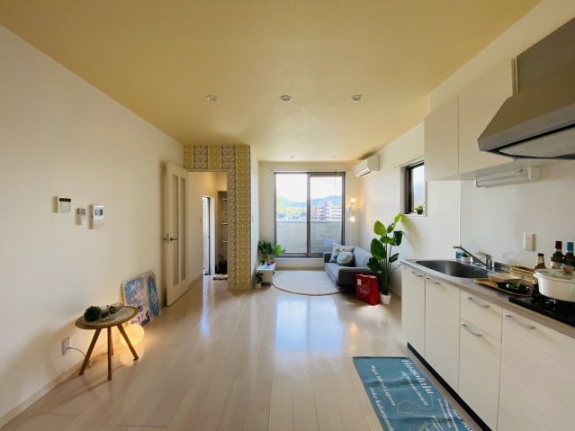 ヴァンヴェール八木の居間・リビング|※写真は同物件別部屋の写真です。実際の色味と相違がある場合は現況優先となります。