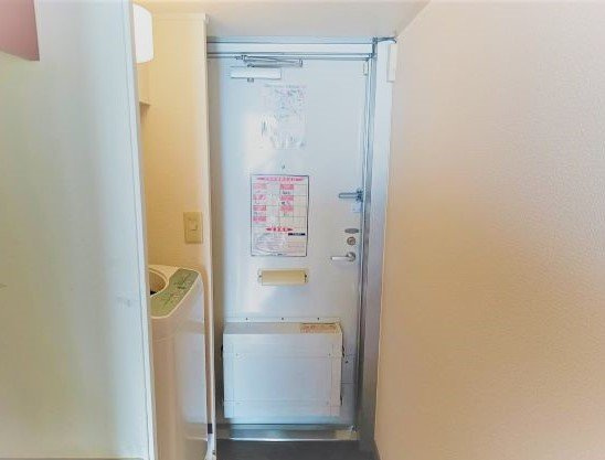 レオパレススリムガーデンの玄関