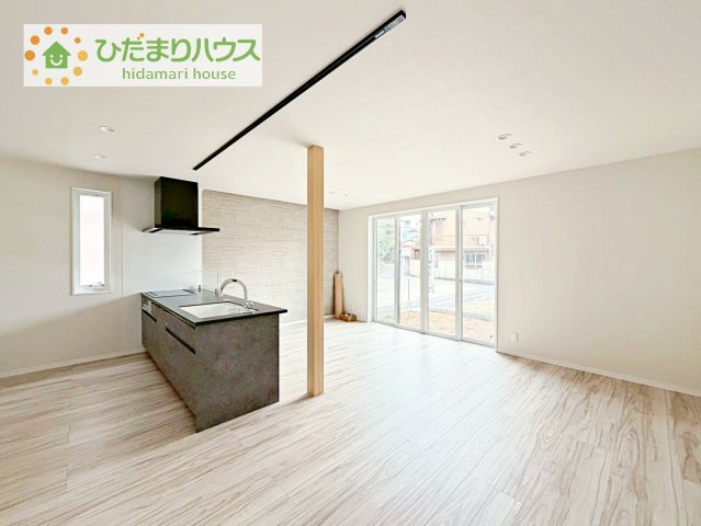 【居間・リビング】 | 取手市井野台3丁目　新築戸建 | 南に面した大きな窓から差し込む光で日中は電気いらず♪